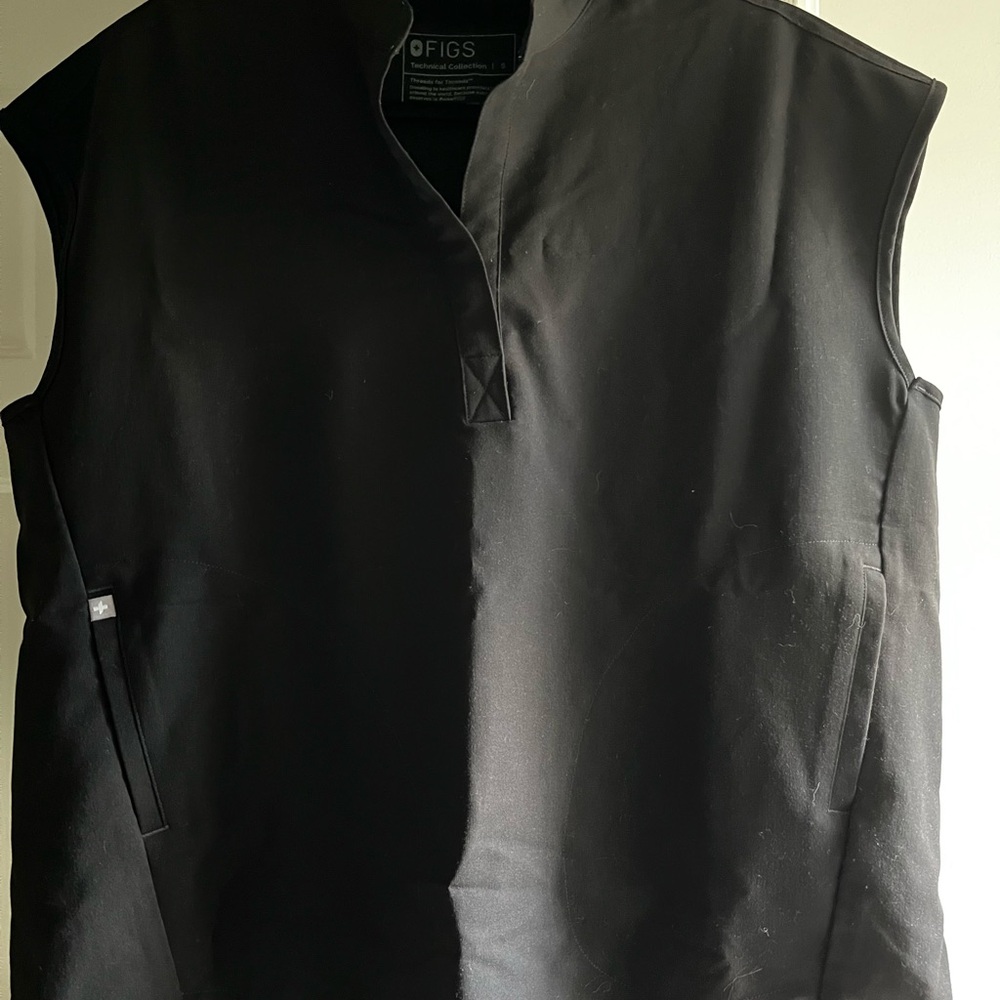 Figs Black Sleeveless Boxy Muscle Tee with Mandarin Collar